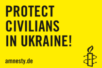Amnesty-Schild mit dem Text "Schützt die Zivilbevölkerung in der Ukraine" auf Englisch.