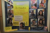 Der Schaukasten von Amnesty Schwäbisch Hall - Crailsheim zeigt die Fälle de Briefmarathons 2021.